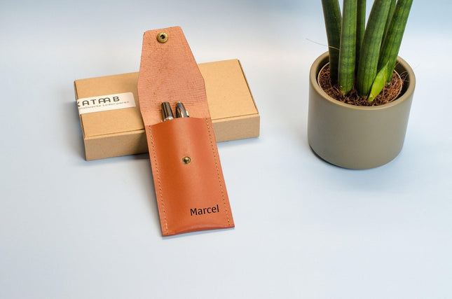 Monogramm - Federtasche. Bleistifthalter aus Leder.Leder Stifthülle. Personalisiertes Stifteetui. Monogram Stifteetui. Gravur Stiftetui. () kaufen bei Linkreich – Jetzt entdecken!