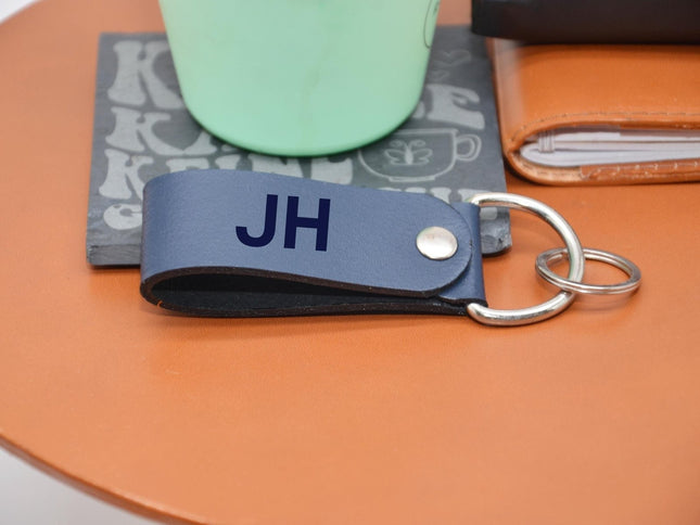 Monogramm - Schlüsselanhänger. Personalisierter Schlüsselanhänger mit Gravur. Geschenk zum Vatertag, Geschenk für ihn. Geburtstagsgeschenk. () kaufen bei Linkreich – Jetzt entdecken!