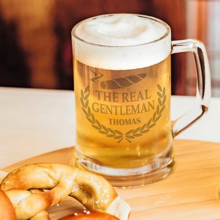 SEO. Montana Bierkrug mit Gravur "The real gentleman" mit Namen - 0,3 L Linkreich