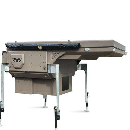 Muflon Camper Pop - Up Absetzkabine – Braun Matt, 2 Schlafplätze, Aufstelldach (Doppelbett), Diesel - Standheizung, Mittelsitzgruppe, Aluminium - Leichtbau (Absetzkabinen) kaufen bei Linkreich – Jetzt entdecken!