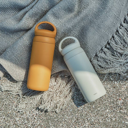 Kinto Day Off Travel Tumbler – 500 ml Vakuum-Isolierte Flasche