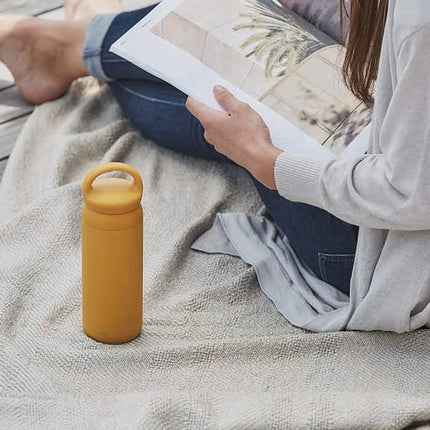 Kinto Day Off Travel Tumbler – 500 ml Vakuum-Isolierte Flasche