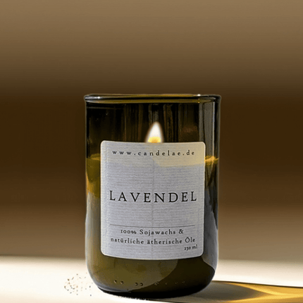 Natürliche Duftkerze Lavendel von Candelae - Entspannung pur (Kerze aus alter Weinflasche) kaufen bei Linkreich – Jetzt entdecken!