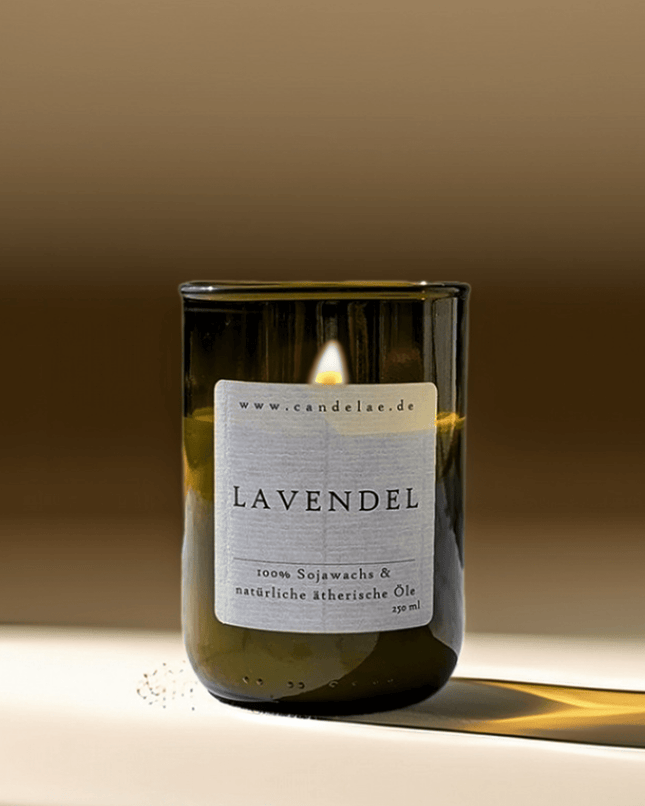 Natürliche Duftkerze Lavendel von Candelae - Entspannung pur (Kerze aus alter Weinflasche) kaufen bei Linkreich – Jetzt entdecken!