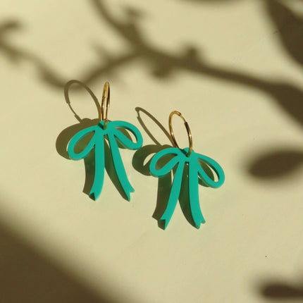 Türkise Schleifen-Ohrringe aus Acryl – Leicht & Modern mit goldfarbenen Creolen