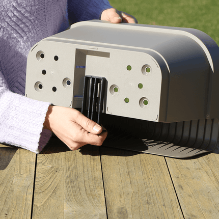Campanula Addenda Ambella weiß 3er Set mit Balkonpflanzer taupe 36cm – Glockenblume weiß 12cm – inkl Aufhängesystem & Wasserreservoir
