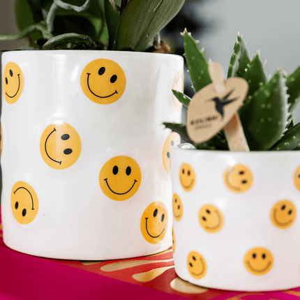 Smiley Übertopf Ø9cm – weißer Blumentopf mit gelben Smileys – Pflanztopf für Mini – Orchidee, Kaktus & Zimmerpflanzen – Gute