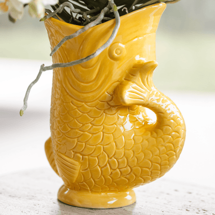 Mediterranean Sunset Geschenkset – Pflanzenset mit weißer Orchidee Lausanne & 2 Sukkulenten – In gelben Ziertöpfen & Korbtablett
