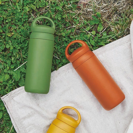 Kinto Day Off Travel Tumbler – 500 ml Vakuum-Isolierte Flasche