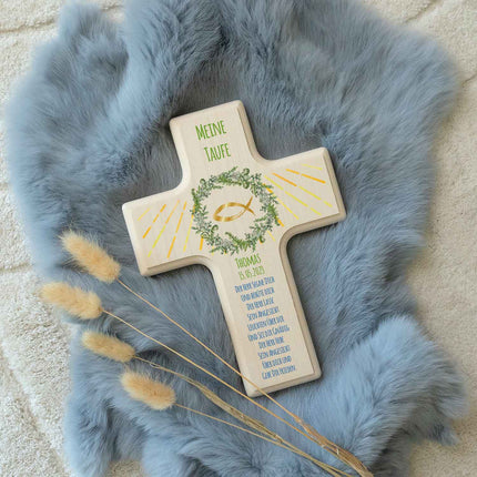 SEO. Personalisierbares Holzkreuz zur Taufe Konfirmation und Kommunion - Kranz Design - Fisch Linkreich
