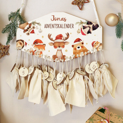 SEO. Personalisierter Adventskalender aus Holz mit Druckmotiv & Namen - Waldtiere Mütze - Linkreich