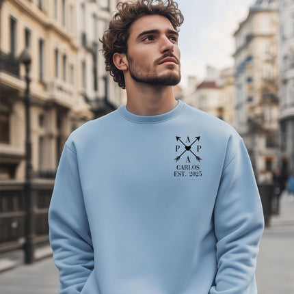 SEO. Personalisiertes Sweatshirt für Herren - PAPA EST. Kreuzpfeile - Hellblau Linkreich