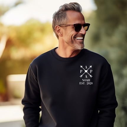 SEO. Personalisiertes Sweatshirt für Herren - PAPA EST. Kreuzpfeile - Hellblau Linkreich