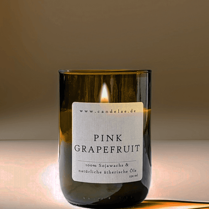Pink Grapefruit Duftkerze von Candelae - Handgefertigt mit natürlichen Zutaten (Kerze aus alter Weinflasche) kaufen bei Linkreich – Jetzt entdecken!
