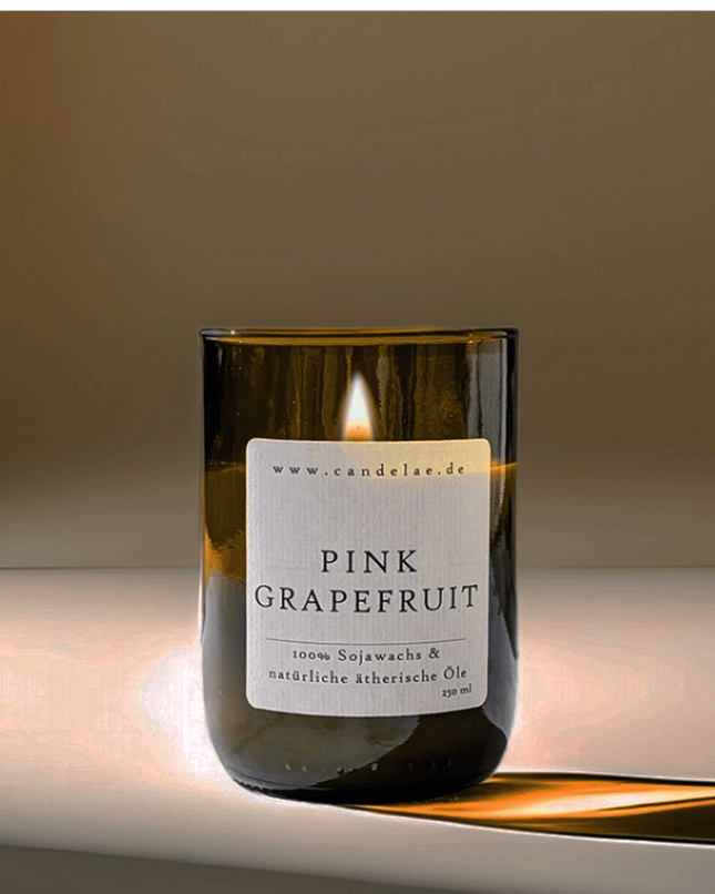 Pink Grapefruit Duftkerze von Candelae - Handgefertigt mit natürlichen Zutaten (Kerze aus alter Weinflasche) kaufen bei Linkreich – Jetzt entdecken!