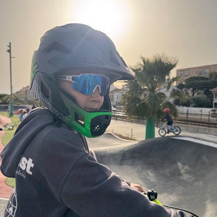 ROCKBROS Kinderhelm BMX MTB Downhill Helm mit Abnehmbarem Kinnschutz und Krempe (Helme für Kinder) kaufen bei Linkreich – Jetzt entdecken!