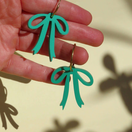 Türkise Schleifen-Ohrringe aus Acryl – Leicht & Modern mit goldfarbenen Creolen