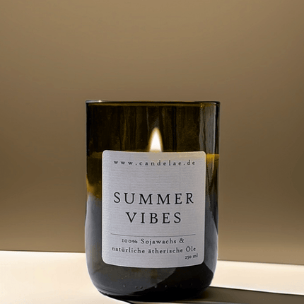 Summer Vibes – Deine Duftkerze aus Sojawachs für sommerliche Frische und Entspannung (Kerze aus alter Weinflasche) kaufen bei Linkreich – Jetzt entdecken!