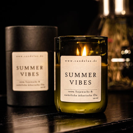 Summer Vibes – Deine Duftkerze aus Sojawachs für sommerliche Frische und Entspannung (Kerze aus alter Weinflasche) kaufen bei Linkreich – Jetzt entdecken!