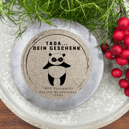 Tada dein Geschenk - LUSTIGER Panda personalisierbare PREMIUM Duftkerze mit verschiedenen Dekoren - handgemacht aus dem Südschwarzwald (Duftkerze) kaufen bei Linkreich – Jetzt entdecken!