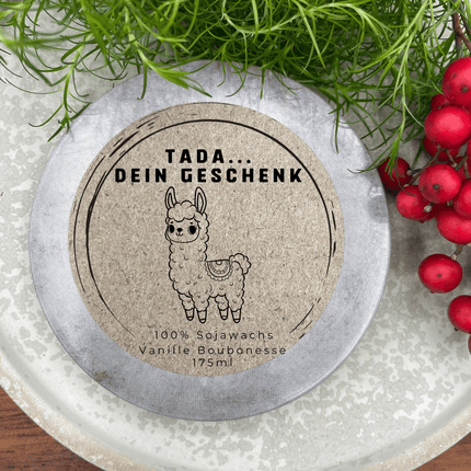 Tada - dein Geschenk - LUSTIGES Lama - personalisierbare PREMIUM Duftkerze mit verschiedenen Dekoren - handgemacht aus dem Südschwarzwald (Duftkerze) kaufen bei Linkreich – Jetzt entdecken!