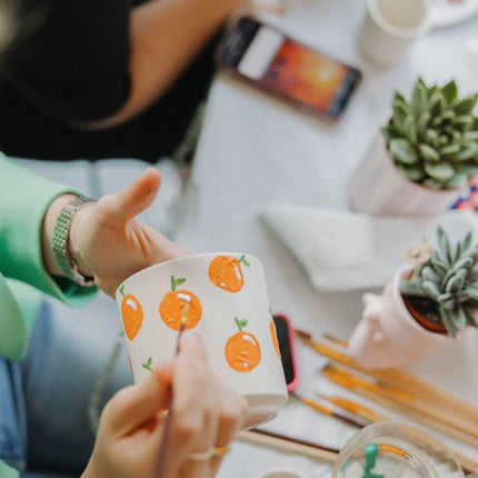 Malset Blumentöpfe bemalen – DIY Set für 4 Personen – inkl. 8 Blumentöpfe, 8 Sukkulenten, 24 Farben & Pinsel – Kreativ-Set von Kolibri Creatives – Perfekt für Kinder, Mädelsabende & Partys