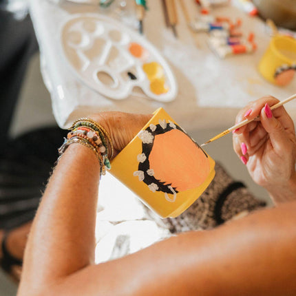 Malset Blumentöpfe bemalen – DIY Set für 4 Personen – inkl. 8 Blumentöpfe, 8 Sukkulenten, 24 Farben & Pinsel – Kreativ-Set von Kolibri Creatives – Perfekt für Kinder, Mädelsabende & Partys