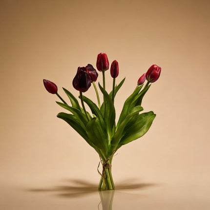 Tulpenstrauß Dunkelrot Real Touch Kunsttulpen – 7 Stiele – 42cm – Kunstblumenstrauß in Bordeaux – Optik