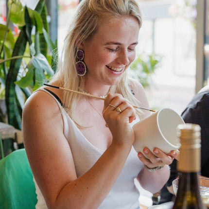 Malset Blumentöpfe bemalen – DIY Set für 4 Personen – inkl. 8 Blumentöpfe, 8 Sukkulenten, 24 Farben & Pinsel – Kreativ-Set von Kolibri Creatives – Perfekt für Kinder, Mädelsabende & Partys