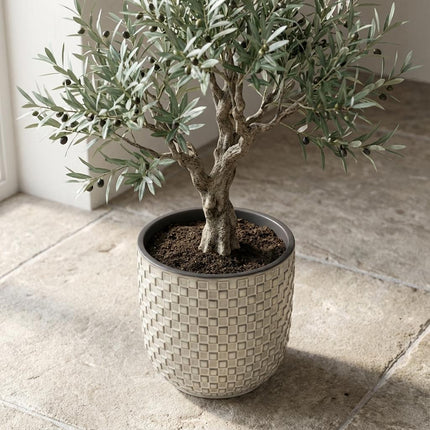 Pflanztopf Relief hellgrau D13,5cm – Blumentopf mit geometrischem Quadratmuster – strukturierte Oberfläche mit Innenrand-Kontrast – moderner Dekotopf für Zimmerpflanzen & Kräuter
