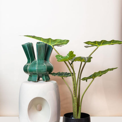 Kunstpflanze Alocasia Frydek – 80cm – Hochwertige künstliche Zimmerpflanze mit naturgetreuen Blättern – Immergrün & pflegeleicht – Dekopflanze für Wohnzimmer, Büro & Innenräume