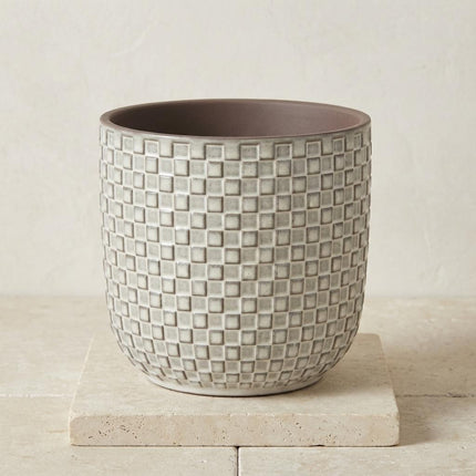 Pflanztopf Relief hellgrau D13,5cm – Blumentopf mit geometrischem Quadratmuster – strukturierte Oberfläche mit Innenrand-Kontrast – moderner Dekotopf für Zimmerpflanzen & Kräuter