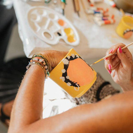 Malset Blumentöpfe bemalen mit Orchideen – DIY Kreativset für 4 Personen – Inklusive 4 weiße Blumentöpfe, 4 Orchideen, 24 Farben & 8 Pinsel – Bastelset für Kinder & Erwachsene