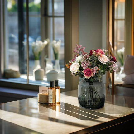 Kunstblumenstrauß – Flammenrosen – 45cm – Handgebundener Strauß mit Kunstrosen, Beeren & Laub – Hochwertige künstliche Blumen für Zuhause & Geschenkideen