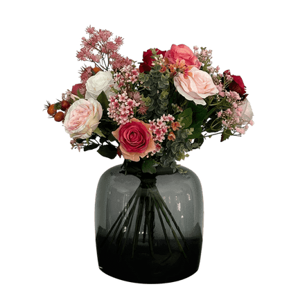 Kunstblumenstrauß – Flammenrosen – 45cm – Handgebundener Strauß mit Kunstrosen, Beeren & Laub – Hochwertige künstliche Blumen für Zuhause & Geschenkideen