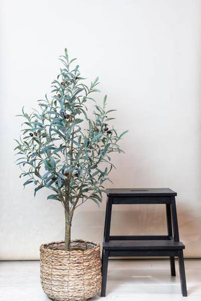 Kunstpflanze Olivenbaum – Olea Europaea – 115cm – künstlicher Baum mit naturgetreuen Blättern & Oliven – Deko-Pflanze für Zimmer & Büro – pflegefrei