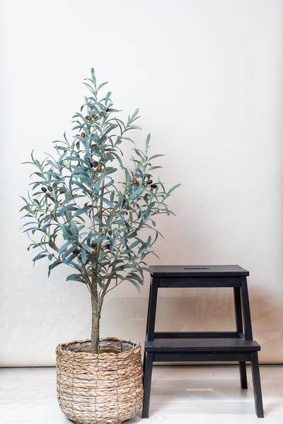 Kunstpflanze Olivenbaum – Olea Europaea – 115cm – künstlicher Baum mit naturgetreuen Blättern & Oliven – Deko-Pflanze für Zimmer & Büro – pflegefrei