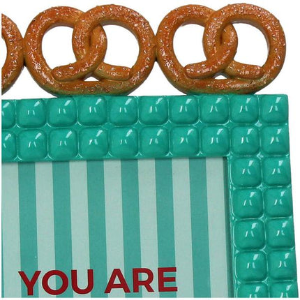 Bilderrahmen Pretzel – Polyresin – Türkis – 13x18 cm – Verspieltes Brezel-Design – Kreative Foto-Deko für Zuhause