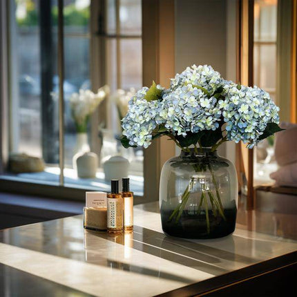 Künstliche Blumenstrauß Hortensien Blau – 8 Zweige je 52cm – Realistische Kunstblumen – Zeitloser Deko Blumenstrauß – Langlebige & pflegeleichte Dekoration für Zuhause, Büro & Events