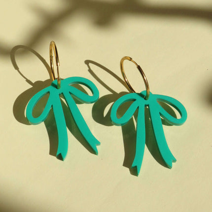 Türkise Schleifen-Ohrringe aus Acryl – Leicht & Modern mit goldfarbenen Creolen