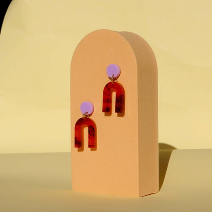 Mini Arch Acryl Ohrringe mit Edelstahlstecker in smoky brown