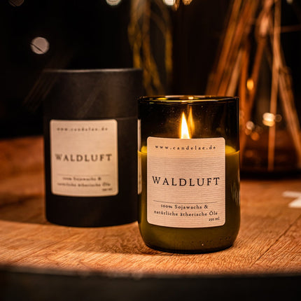 Waldluft – Die gute, natürliche Sojawachs - Duftkerze mit Waldaroma (Kerze aus alter Weinflasche) kaufen bei Linkreich – Jetzt entdecken!