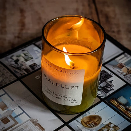Waldluft – Die gute, natürliche Sojawachs - Duftkerze mit Waldaroma (Kerze aus alter Weinflasche) kaufen bei Linkreich – Jetzt entdecken!