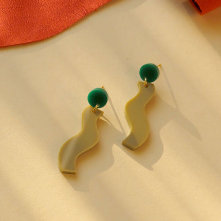 Wormly Ohrringe mit Edelstahl Steckern in grün beige