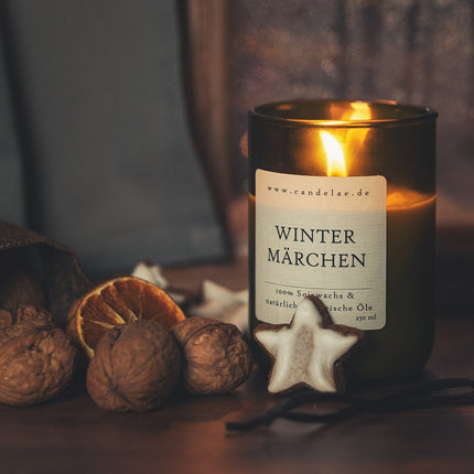 Wintermärchen – Duftkerze aus Sojawachs mit winterlichen ätherischen Ölen für magische Momente (Kerze aus alter Weinflasche) kaufen bei Linkreich – Jetzt entdecken!