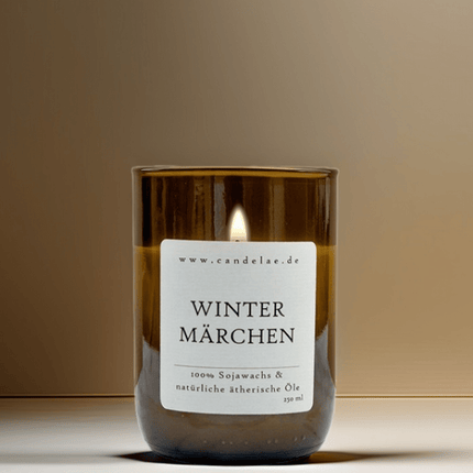 Wintermärchen – Duftkerze aus Sojawachs mit winterlichen ätherischen Ölen für magische Momente (Kerze aus alter Weinflasche) kaufen bei Linkreich – Jetzt entdecken!