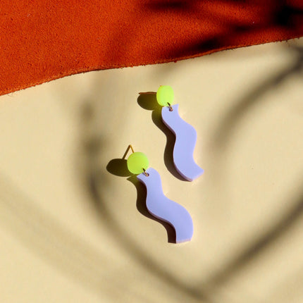 Wormly Ohrringe mit Edelstahl Steckern in neongelb flieder