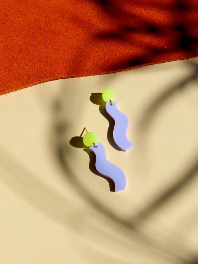 Wormly Ohrringe mit Edelstahl Steckern in neongelb flieder