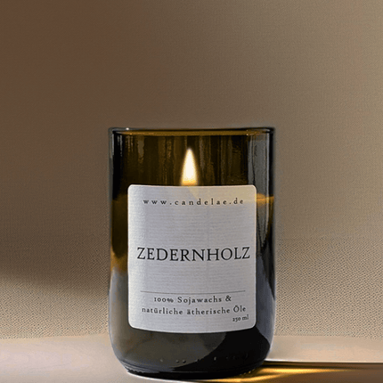 Zedernholz – Duftkerze aus Sojawachs mit beruhigendem, holzigem Aroma für entspannte Momente (Kerze aus alter Weinflasche) kaufen bei Linkreich – Jetzt entdecken!