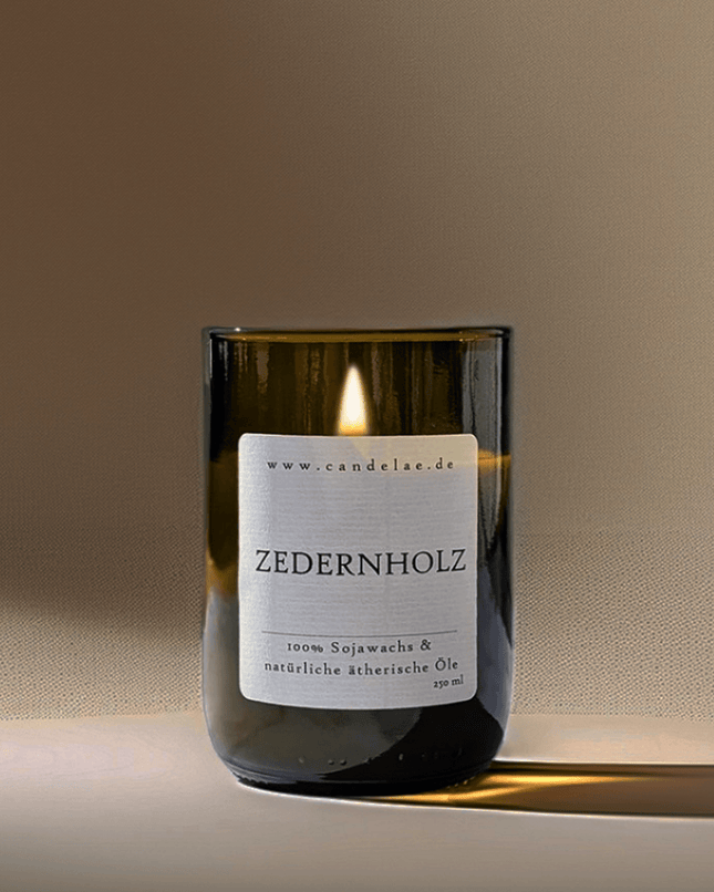 Zedernholz – Duftkerze aus Sojawachs mit beruhigendem, holzigem Aroma für entspannte Momente (Kerze aus alter Weinflasche) kaufen bei Linkreich – Jetzt entdecken!